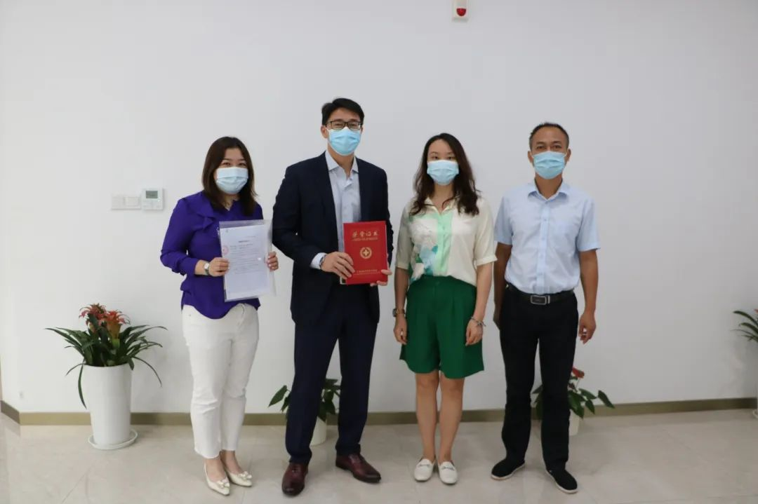 黄色网站
荣获红十字会荣誉证书